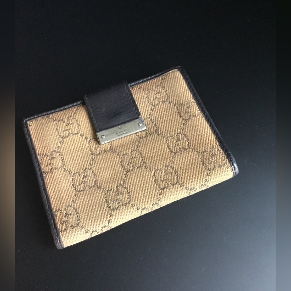 Atlantic Gucci card holder.